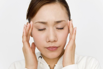 片頭痛に悩む女性